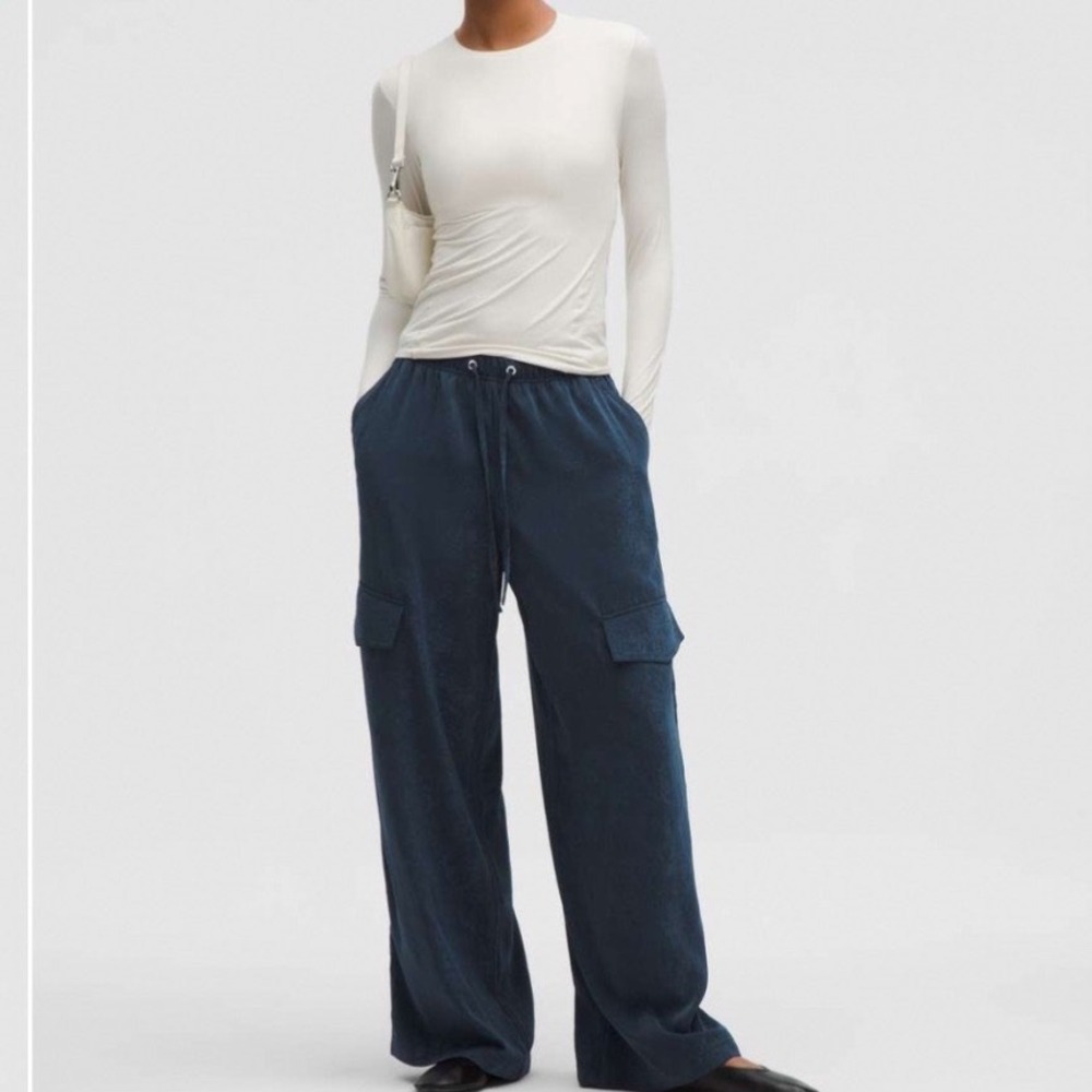 NWT Lululemon Matte Satin Relaxed-Fit Mid Rise Cargo Pant Women L True Navy Boho
